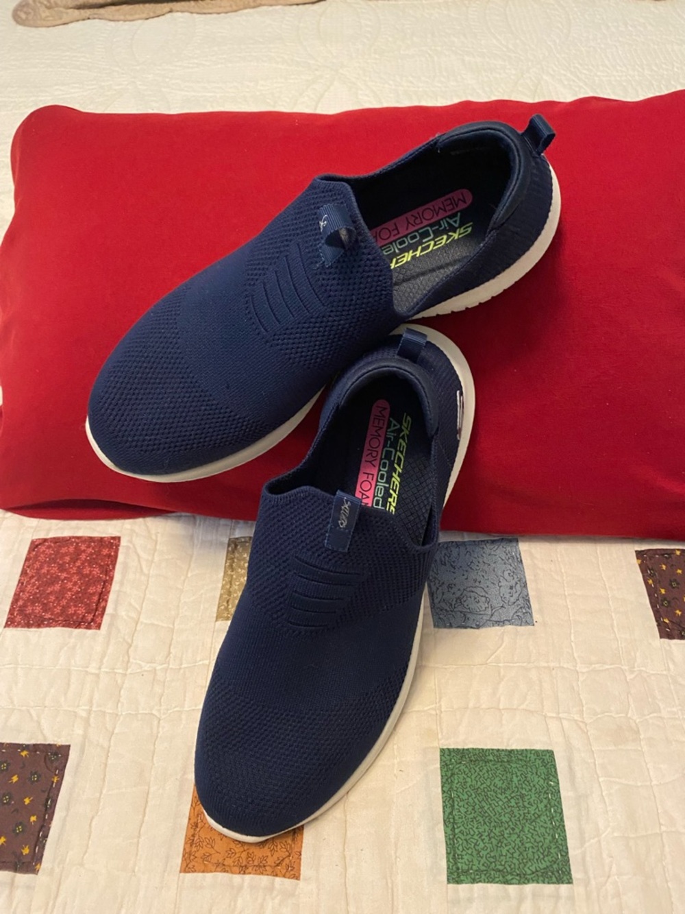 Skechers Women’s Navy Blue Knit Sneaker w/ White Sole Excellent Condition Sz 10
